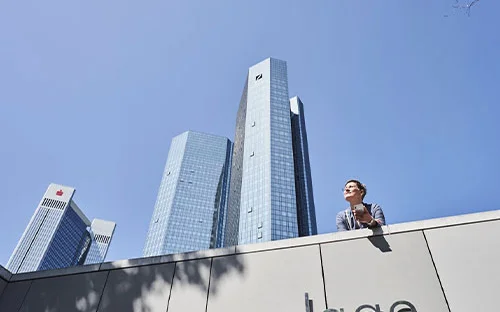 Antje Klötzer-Assion vor den Hochhäusern des Frankfurter Bankenviertels