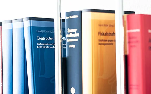 Fachbücher und Kommentare aus der Kanzleibibliothek