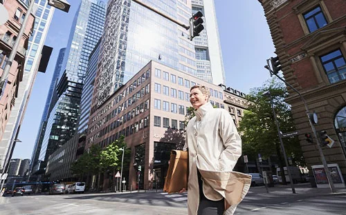 Antje Klötzer-Assion überquert eine Straße im Frankfurter Bankenviertel